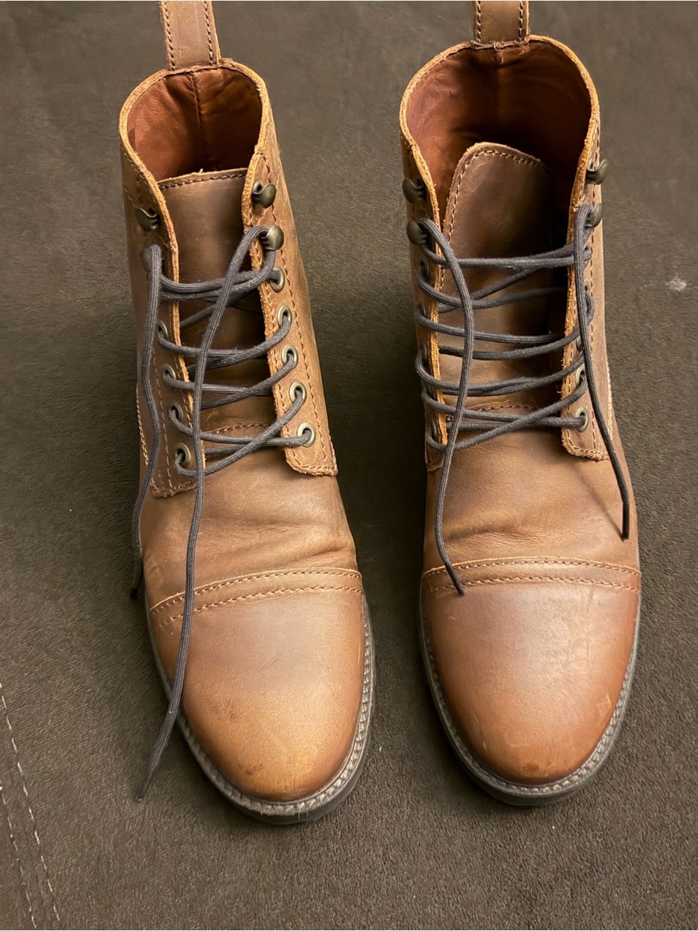 Men's Tan Leather Chukka Boots with Lace-Up Closure
